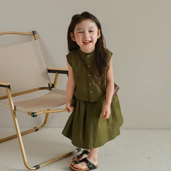 Летнее новое корейское издание для девочек 2023 года, без рукавов, с маленьким вырезом-стойкой, однотонный комплект из юбки-полукомбинезона, Модные детские комплекты из двух предметов